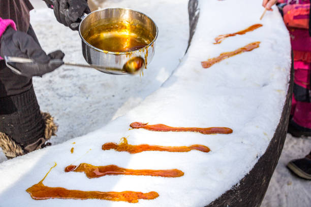 taffy de azúcar de arce en la nieve en la choza de azúcar - choza fotografías e imágenes de stock