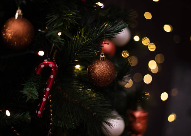 decoraciones del árbol de navidad - christmas tree decorations indoors selective focus arrangement fotografías e imágenes de stock