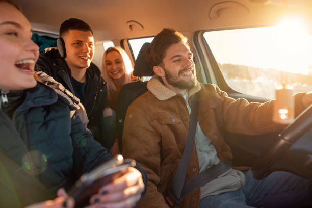 улыбаясь, молодые люди собираются в путешествие по горной дороге - winter driving стоковые фото и изображения