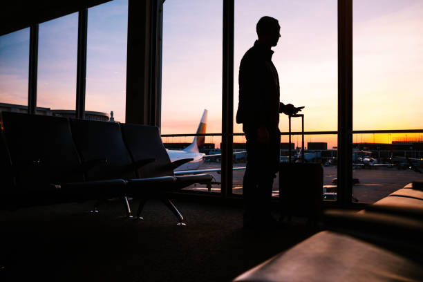 silhouette de voyage de l’attente principale à la porte d’aéroport - airport usa business ohare airport photos et images de collection