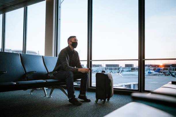 flughafen und reisen während einer globalen pandemie - airport usa business ohare airport stock-fotos und bilder