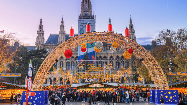 świąteczny pejzaż miejski - widok na wiedeński świat bożego narodzenia i wiedeński ratusz (wiener rathaus) - vienna austria vienna town hall night zdjęcia i obrazy z banku zdjęć