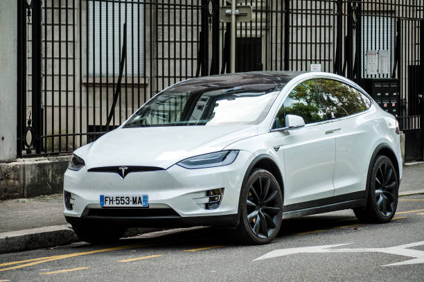 vista frontal de carro tesla branco estacionado na rua - tesla - fotografias e filmes do acervo