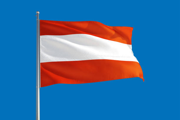 österreichs nationalflagge weht im wind auf einem tiefblauen himmel. hochwertiges gewebe. konzept der internationalen beziehungen. - austrian flag stock-fotos und bilder