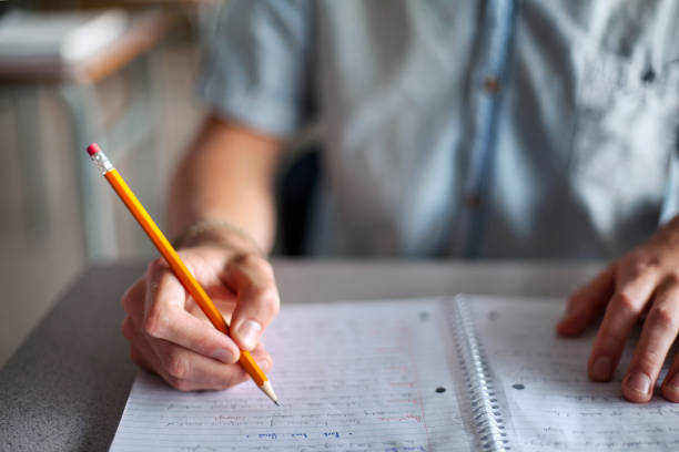 sección media del estudiante varón que estudia en el aula - pensar fuera del cuadro refrán en inglés fotografías e imágenes de stock