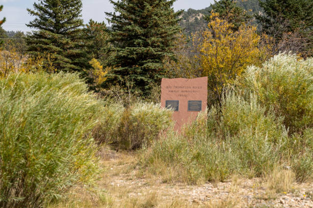 signez pour le projet d’amélioration de l’habitat de la rivière big thompson - big thompson river photos et images de collection