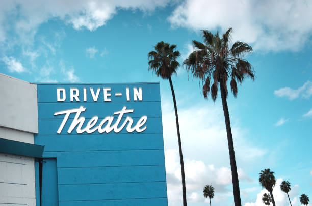 théâtre drive-in - drive in sign photos et images de collection