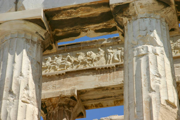 detalle del friso en el partenón en acrópolis, atenas, grecia - entablature fotografías e imágenes de stock