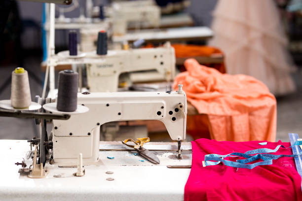 salle industrielle de couture ou de couture avec machines - fashion industry photos et images de collection
