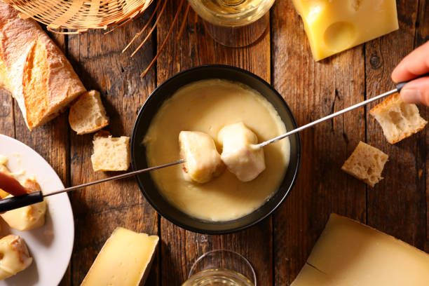 fondue au fromage au vin et baguett - fondue fork photos et images de collection