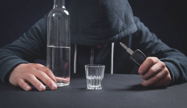 보드카와 자동차 �열쇠의 병을 들고 남자. 음주 운전 - drunk driving alcohol key law 뉴스 사진 이미지