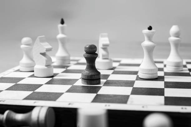 흰색 체스 조각, 선택적 초점, 복사 공간의 전체 보드에 대한 하나의 검은 전당포 - chess defending chess piece chess board 뉴스 사진 이미지