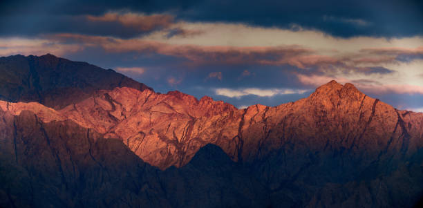 이스라엘의 붉은 산을 밝게 하는 일몰 빛. - red mountains 뉴스 사진 이미지