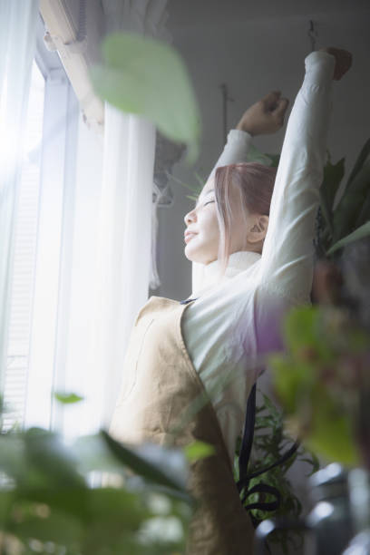 A woman who grows while bathing in the morning sun by the window
