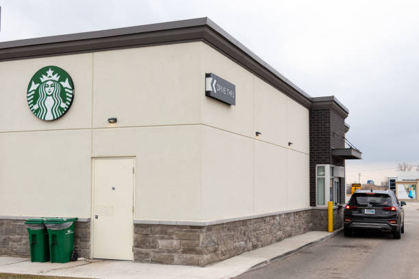 znak kawy starbuck na tyłach sklepu w brantford - starbucks drive through coffee store zdjęcia i obrazy z banku zdjęć