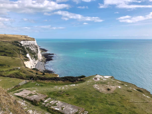 białe klify dover - mountain looking at view beach cliff zdjęcia i obrazy z banku zdjęć