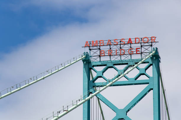 канада-сша пограничный переход посол мост знак - bridge crossing cloud built structure стоковые фото и изображения