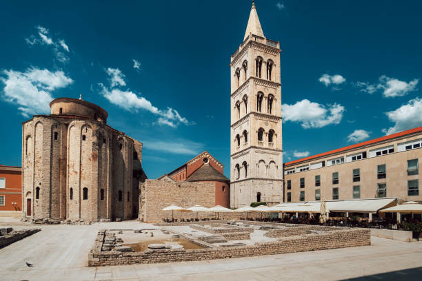 vue panoramique du centre historique de zadar, croatie - city of zadar photos et images de collection