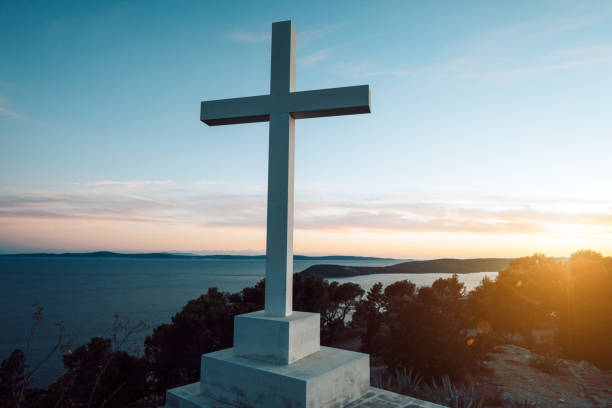 croix contre le ciel de coucher du soleil - god landscape majestic cross photos et images de collection