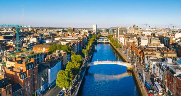 antenna di dublino con ponte ha'penny e fiume liffey durante il tramonto a dublino, irlanda - dublin ireland bridge hapenny penny foto e immagini stock