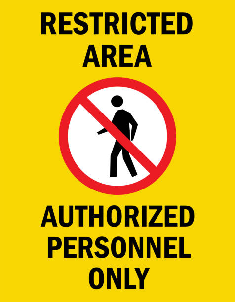 obszar zastrzeżony — tylko autoryzowany personel znak ostrzeżenia. - restricted area sign stock illustrations