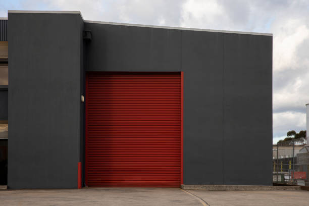 grande sistema industrial de porta de rolo vermelho - storage compartment garage storage room warehouse - fotografias e filmes do acervo