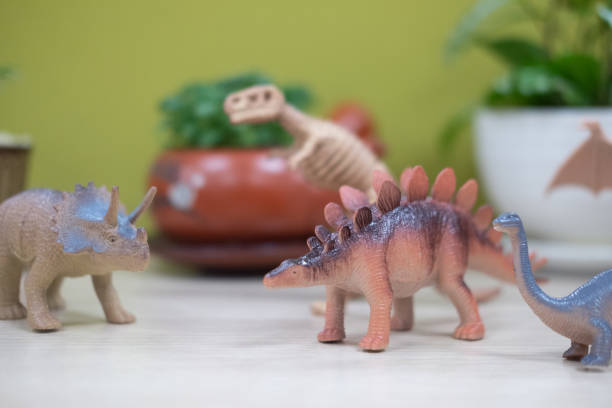 concentration sélective d’une foule rassemblée des dinosaures en plastique de jouet - dinosaur toy dino monster photos et images de collection