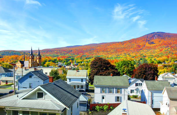 adams, massachusetts com o monte greylock ao fundo - berkshire mountains - fotografias e filmes do acervo