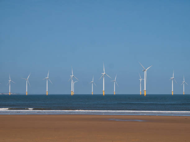 windkraftanlagen des offshore gelegenen windparks redcar / teeside an der nordostküste englands in großbritannien - am ende des sommers an einem sonnigen tag mit blauem himmel. - landscape alternative energy scenics farm stock-fotos und bilder