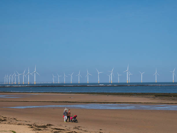 turbine eoliche del parco eolico offshore redcar / teeside, situato sulla costa nord-orientale dell'inghilterra nel regno unito - scattate in una giornata di sole con un cielo blu alla fine dell'estate. - farm scenics landscape alternative energy foto e immagini stock