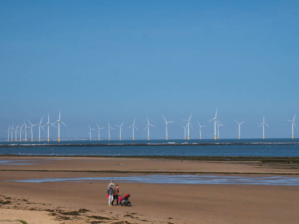 영국 북동부 해안에 위치한 레드카/티사이드 풍력 발전단지의 풍력 터빈은 여름이 끝날 무렵 푸른 하늘이 있는 화창한 날에 찍은 것입니다. - wind turbine wind turbine yorkshire 뉴스 사진 이미지