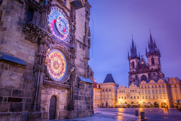 praga orologio astronomico nella piazza della città vecchia all'alba – repubblica ceca - torre dellorologio torre foto e immagini stock