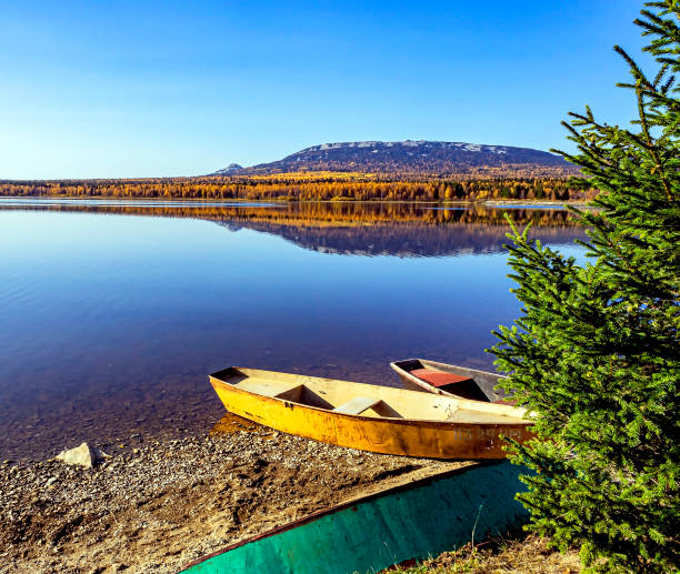 barcos en la orilla del lago zyuratkul en los montes urales, otoño dorado, rusia - south ural fotografías e imágenes de stock
