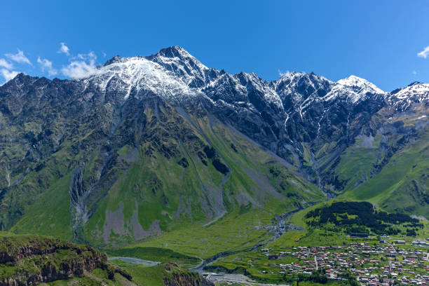 kazbegi dorf georgien - kazbek stock-fotos und bilder