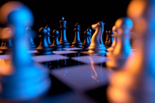 fermez-vous vers le haut des hommes d’échecs sur l’échiquier avec l’accent sur une reine - selective focus photos et images de collection
