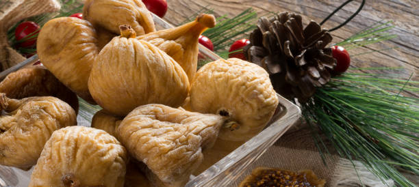 fichi secchi bianchi dolci, cibo tipico napoletano nel periodo natalizio - dried fig brown color image dried food foto e immagini stock
