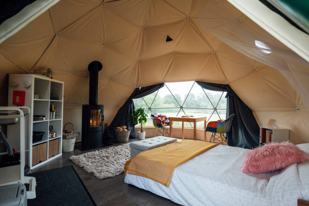 glamping interno - tenda igloo foto e immagini stock