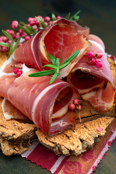 fatias de grão alto adige enrolado com pimenta vermelha selvagem - altoadige - fotografias e filmes do acervo