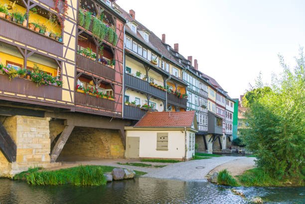 эрфурт германия - красочные старые дома с в кремербрюке - krämerbrücke стоковые фото и изображения