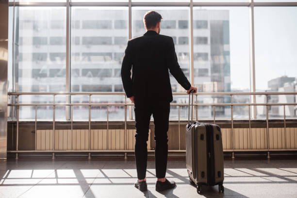 hombre preparándose para partir del aeropuerto - depart fotografías e imágenes de stock