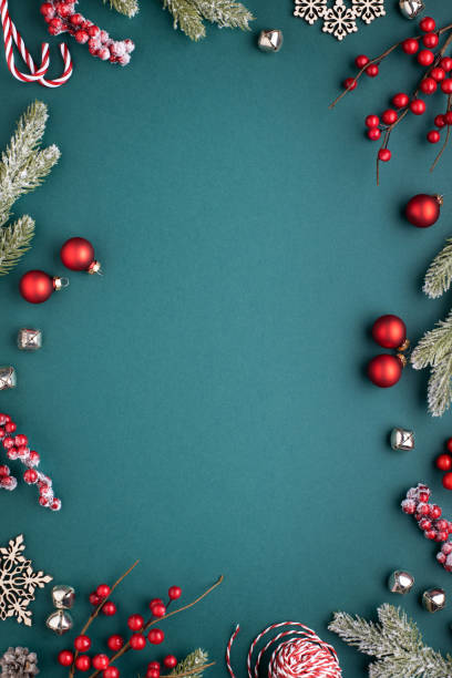 cornice natalizia con decorazioni classiche. - composizione verticale immagine foto e immagini stock