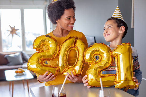 自宅でネイイヤー2021を祝う母と息子 - balloon child people color image ストックフォトと画像