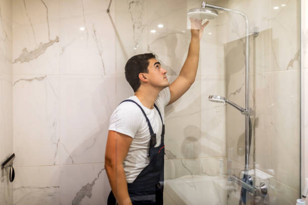 ersetzen sie die sanitäranlagen im badezimmer montiert hand-dusche-halter mit höhe verstellbar einen duschkopf. - plumber bathroom repairing faucet stock-fotos und bilder