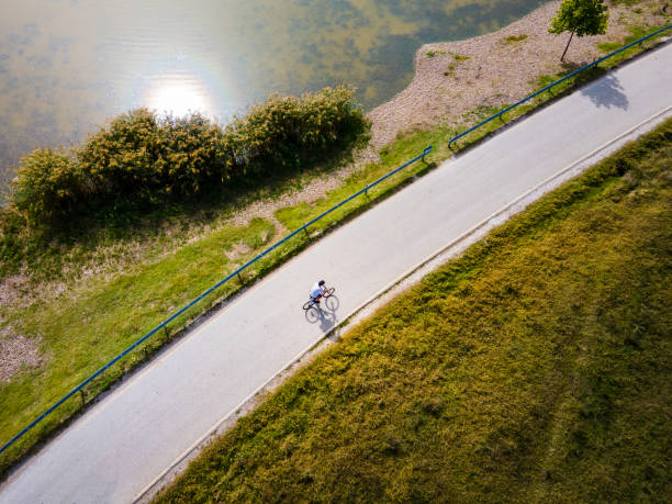 bicyclette d’équitation d’homme dans la vue aérienne extérieure de dessus de nature - autumn landscape usa country road photos et images de collection