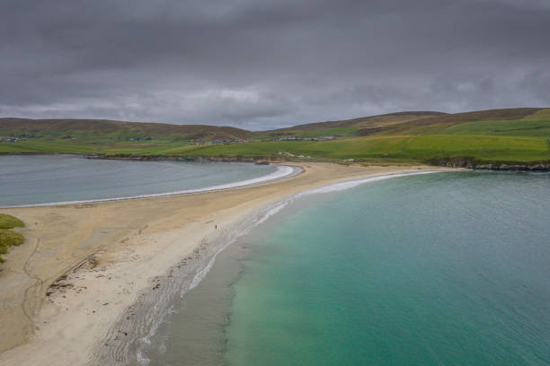 세인트 니니안 섬 무덤의 공중 보기 - shetland islands north sea beach sea 뉴스 사진 이미지
