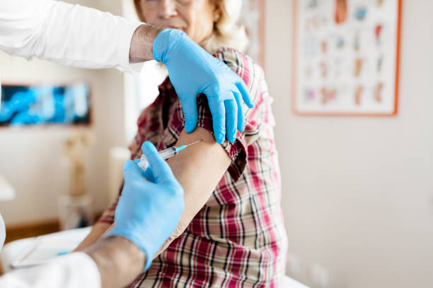 médico dando uma injeção ao paciente - genetic research men chemical protective glove - fotografias e filmes do acervo