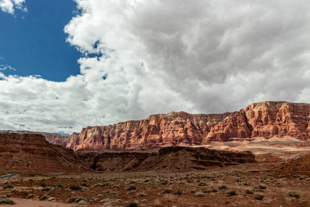 salpicadura de nubes sobre las famosas montañas, vermillion cliff range, page, az, usa - small town america flash fotografías e imágenes de stock