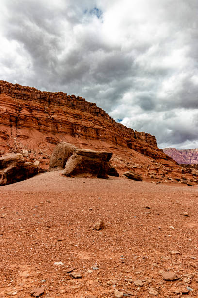 mirando hacia los acantilados desde el terreno grueso, vermillion cordillera del acantilado, page, az, ee.uu. - small town america flash fotografías e imágenes de stock