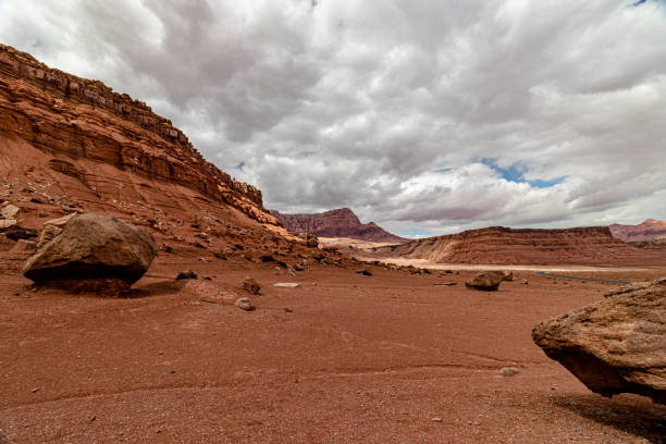 impresionante paisaje de montaña y espacios abiertos, vermillion cliff range, page, az, usa - small town america flash fotografías e imágenes de stock