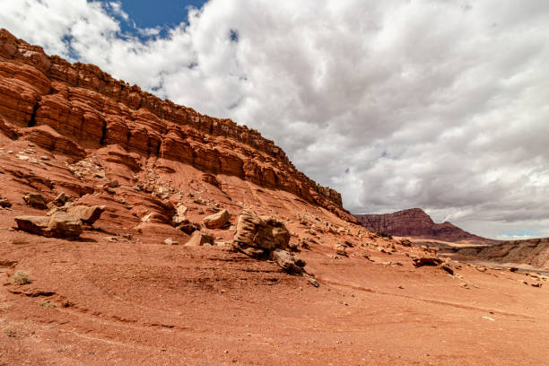 sólo rocas, montañas, cielo y nubes, vermillion rango de acantilados, page, az, ee.uu. - small town america flash fotografías e imágenes de stock